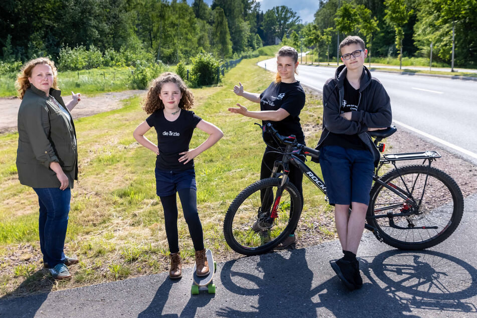 Hier an der Kalkstraße soll der Jugend-Sport-Treff entstehen. Darauf freuen sich (v.l.): Solveig Kempe (40, CDU), Amina Masmann (9), Katarina Seidel (36) und Max Masmann (15).