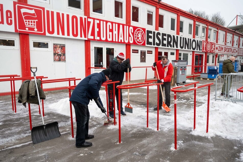 Freiwillige Fans des 1. FC Union befreien Wege und Parkplätze am und im Stadion An der Alten Försterei von Schnee.