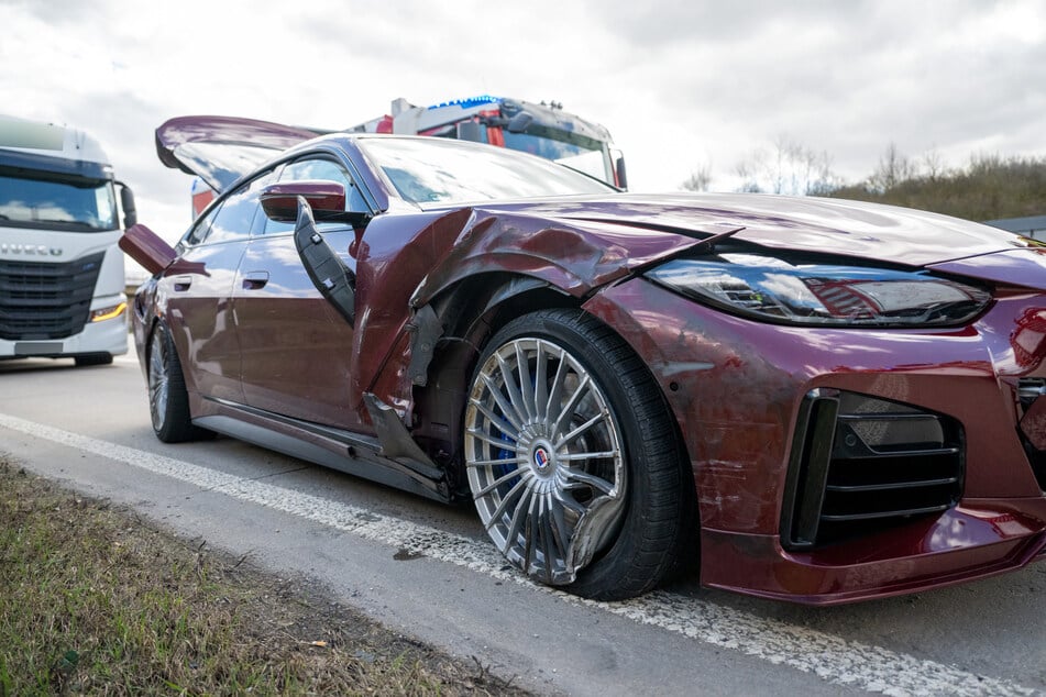 Die Spuren des Unfalls waren am BMW deutlich zu erkennen.