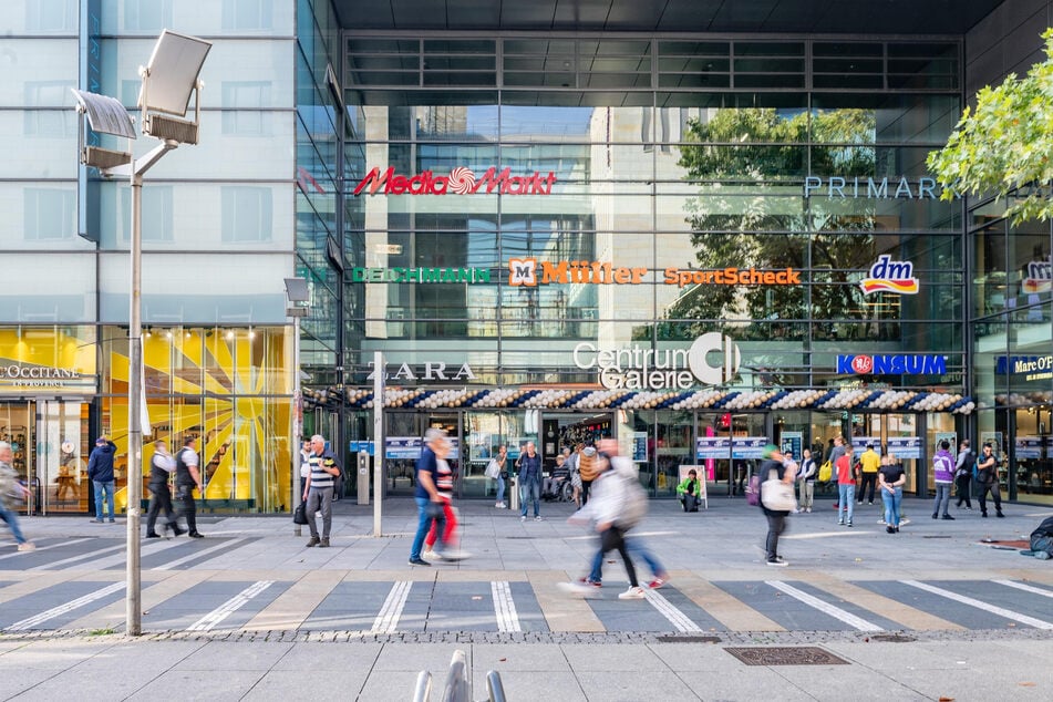 Dresden: Männer klauen Handy: Als Ladenbesitzer Verfolgung aufnimmt, zücken sie ein Messer