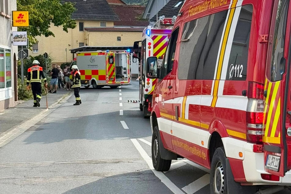Die Durchgangsstraße musste für die Rettungs-, Bergungs- und Aufräumarbeiten gesperrt werden.