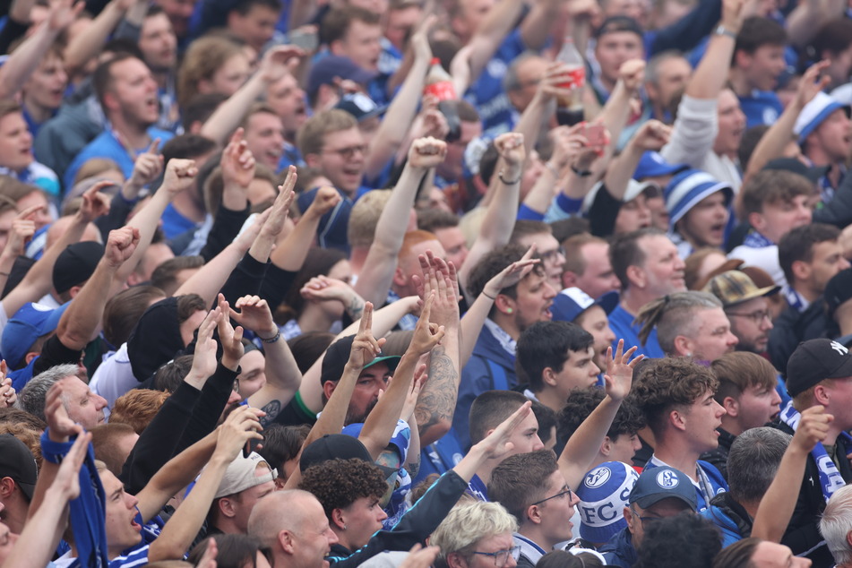 Schalke-Fans prügelten Mann ins Koma: Jetzt wurden sie verurteilt