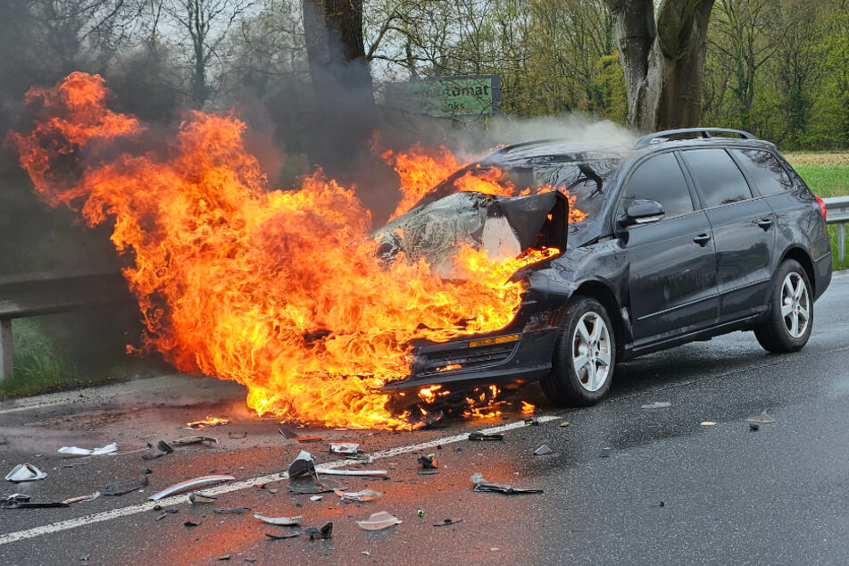 Am Donnerstag ist eine 57-Jährige auf der B73 in Burweg mit ihrem Auto auf einen Trecker aufgefahren - der Wagen fing sofort Feuer.