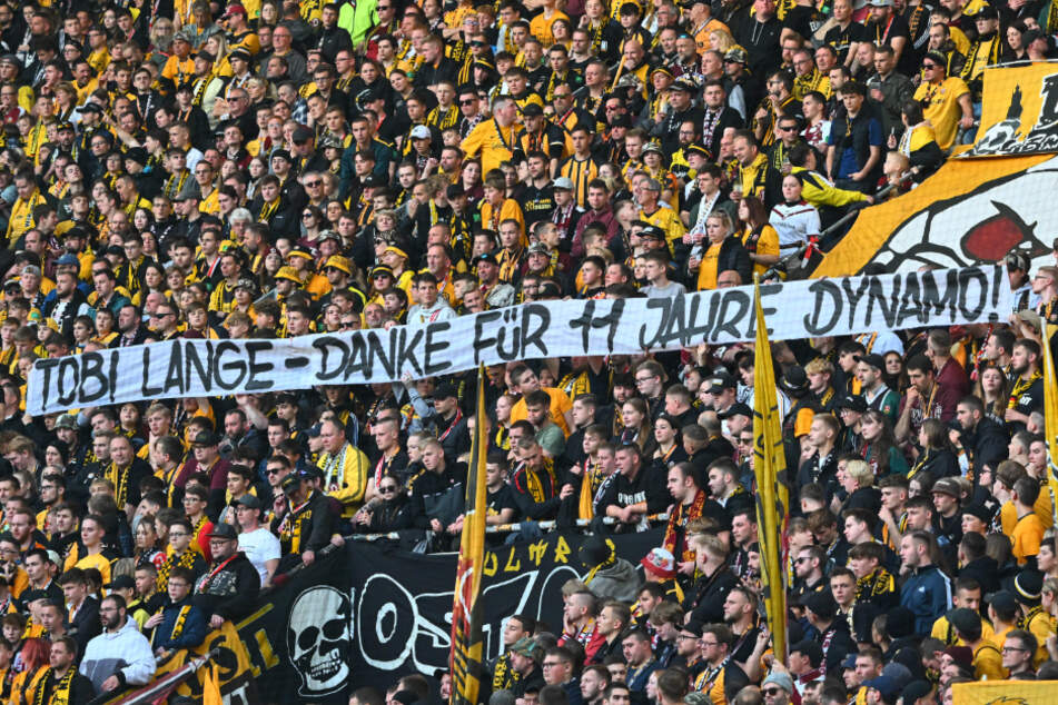 Die Dynamo-Fans im K-Block wussten schon zum letzten Punktspiel gegen Zwickau Bescheid und dankten Tobias Lange (39) für elf Jahre Dynamo.