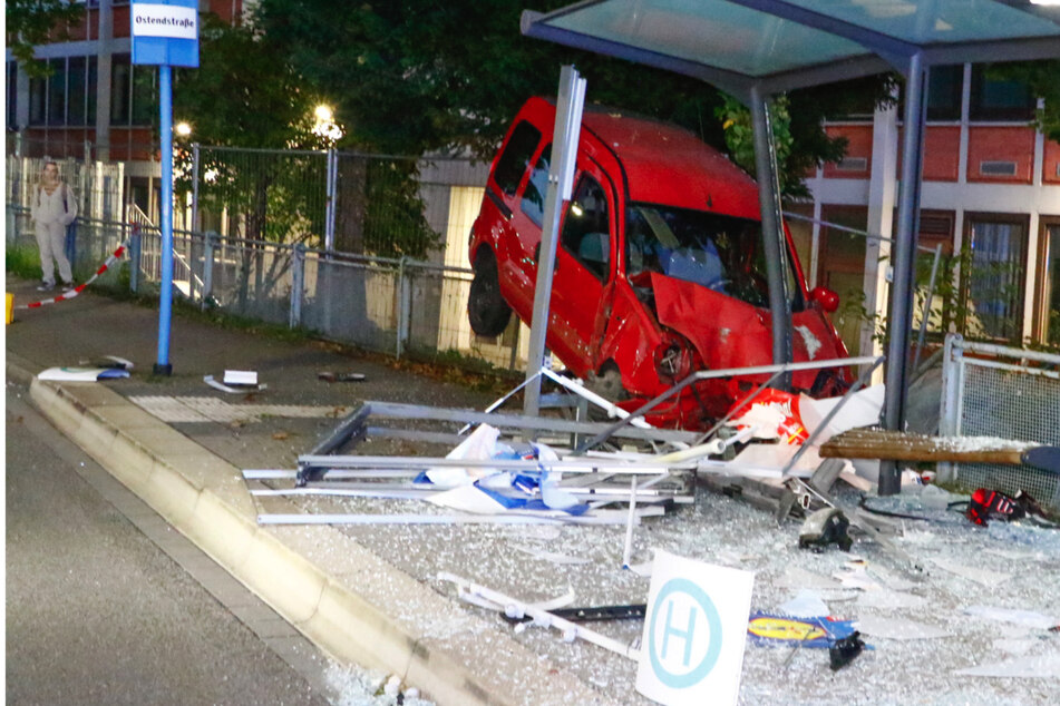 Spektakulärer Crash: Renault fliegt in Haltestelle und bleibt stecken