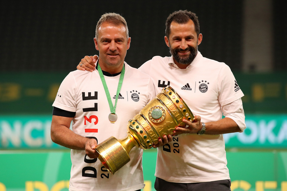 Holten gemeinsam das Double: Münchens Trainer Hansi Flick (55) Sportdirektor Hasan Salihamidzic (43). Nun kommt (wohl) auch Sergino Dest.