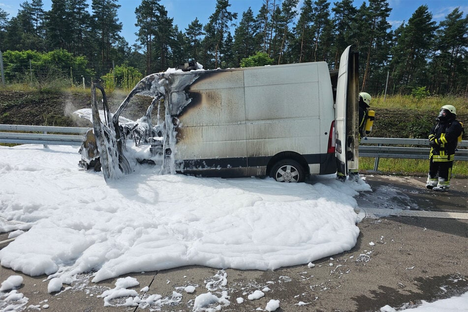 Die Flammen breiteten sich vom Motorraum auf den Rest des Fahrzeugs aus.