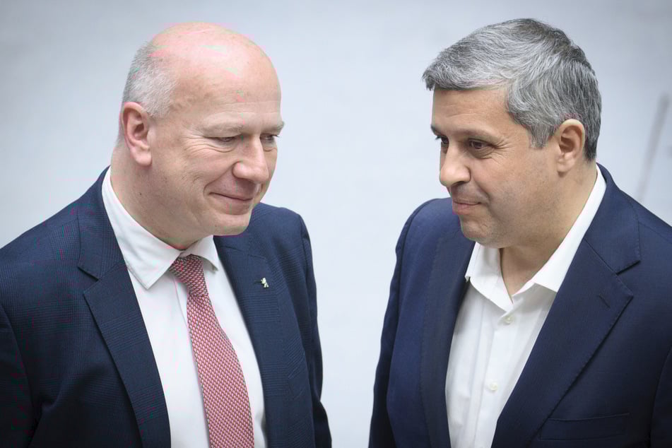Den Berliner SPD-Chef Raed Saleh (48, r.) stößt der Nahverkehrsplan sauer auf.