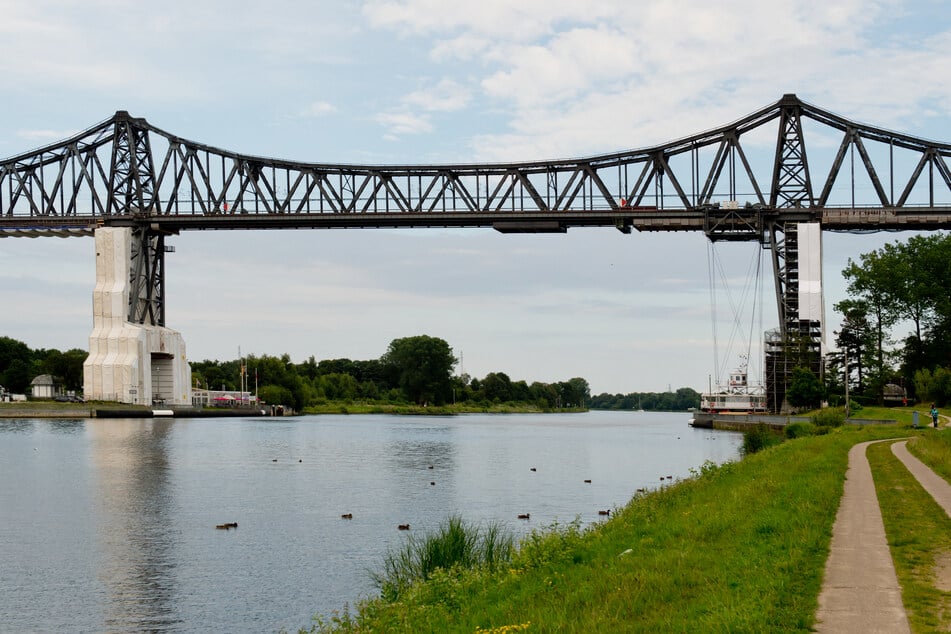 Eine Person ist auf die Rendsburger Eisenbahnhochbrücke geklettert und legte damit den Zugverkehr lahm. (Archivfoto)