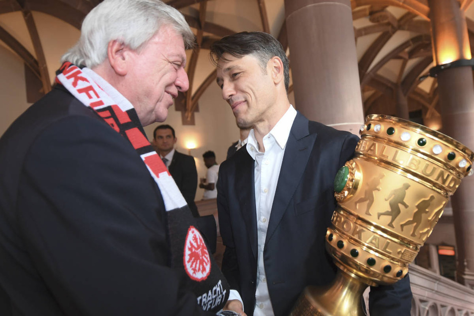 Hessens früherer Ministerpräsident Volker Bouffier (70, l.) ist bekennender Eintracht-Fan. Hier gratuliert er dem damaligen Trainer Nico Kovac (51) zum Sieg des DFB-Pokals 2018.