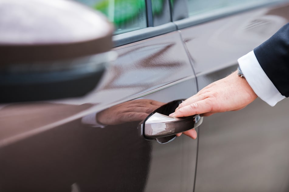 Ein Mann öffnet eine Autotür. (Symbolbild)
