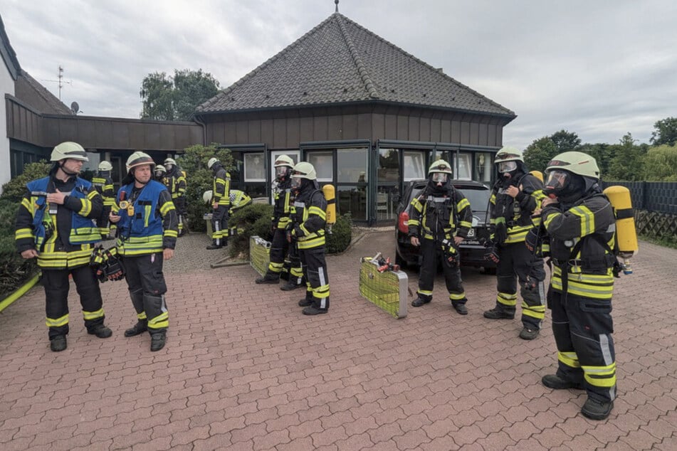 Mit insgesamt 51 Kräften waren die Freiwillige Feuerwehr Bedburg-Hau sowie der Rettungsdienst im Einsatz.