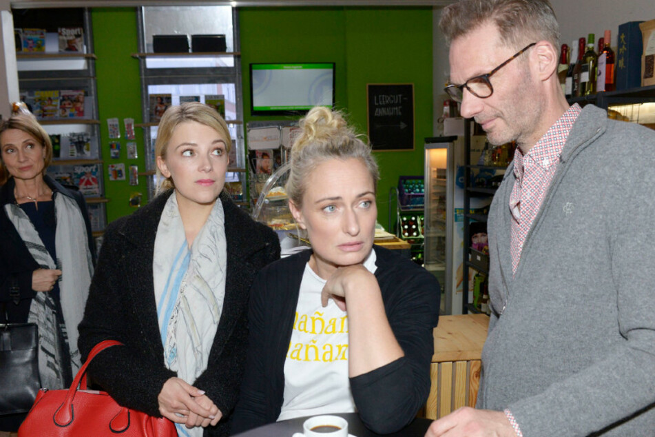 Rosa Lehmann (l) will Alexander Köster (r) und Maren Seefeld (m) aus der Wohnung verdrängen.