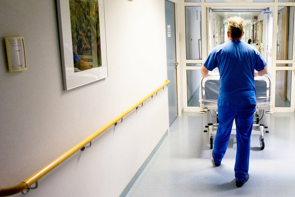 Nach den Ärzten werden an Bayerns Unikliniken nun auch die Beschäftigten der Servicegesellschaften ihre Arbeit niederlegen. (Symbolbild)