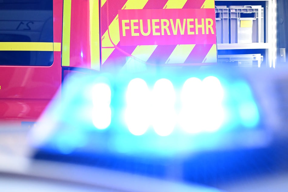 Die Feuerwehr konnte den Brand zwar schnell löschen, allerdings war an dem Wagen Totalschaden entstanden. (Symbolbild)