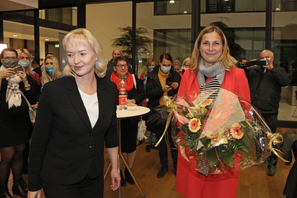 Constance Arndt (right) wins the Zwickau OB election!  Kathrin Köhler (left) congratulated her.