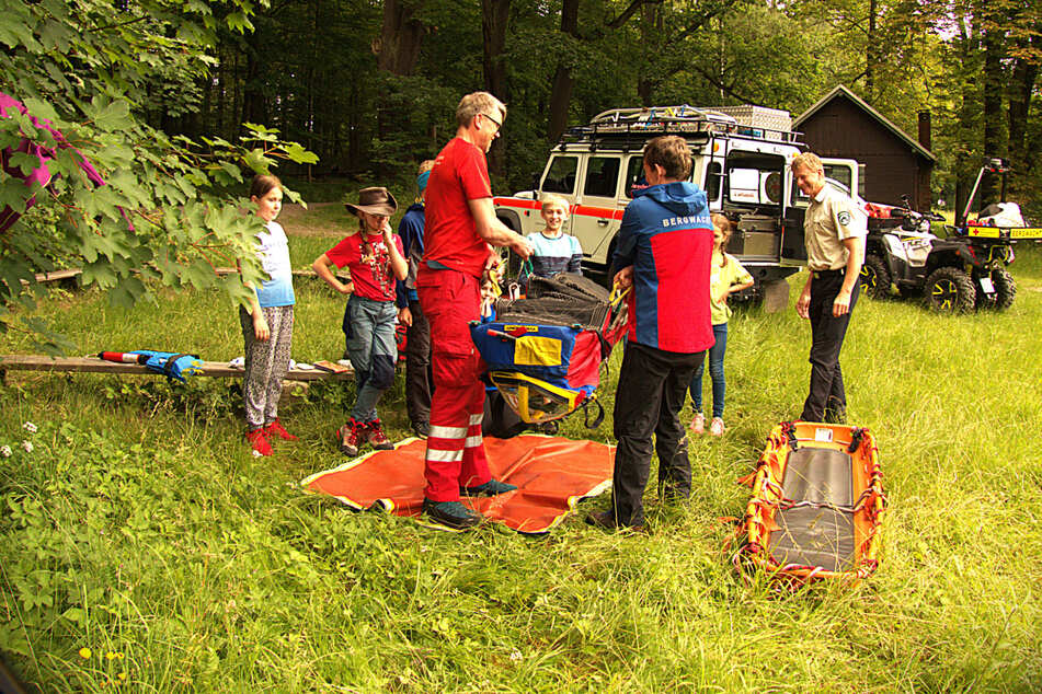 Junior Ranger lernten von der Bergwacht Bad Schandau die Grundlagen ihrer Arbeit.