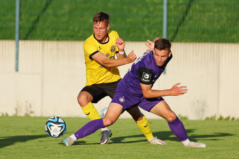 Wechselt vom VfB Auerbach nach Zwickau: Jonas Dittrich (20, l.) - hier im Zweikampf mit Aue-Spieler Franco Schädlich (20).