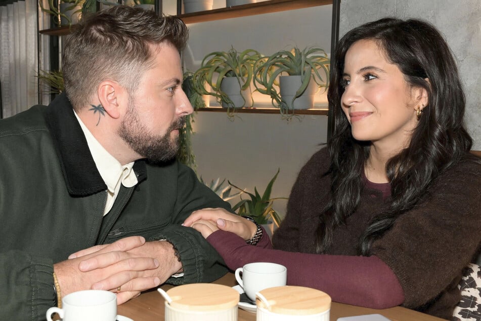 Endlich sind John und Laura wieder vereint.