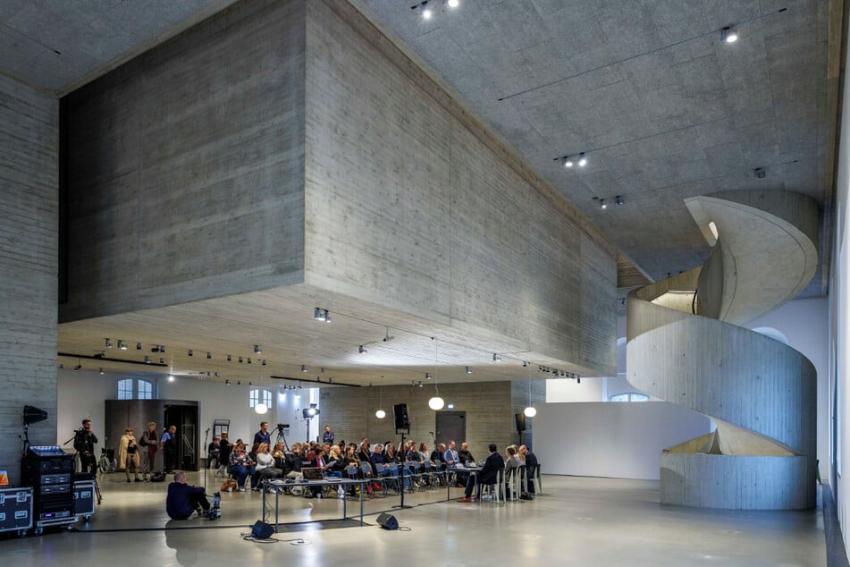 Das Archiv der Avantgarden besticht auch architektonisch mit schwebendem Kubus und futuristischer Wendeltreppe.