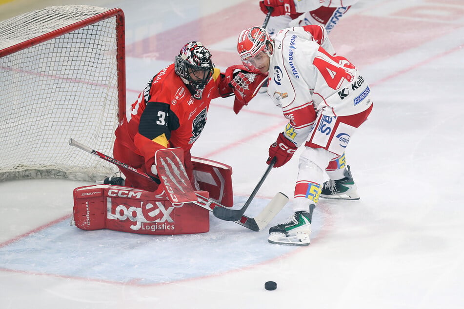 Logan Will (26, r.) im Testspiel gegen Mountfield. Er soll Goldhelm Corey Mackin (31) vergessen machen.