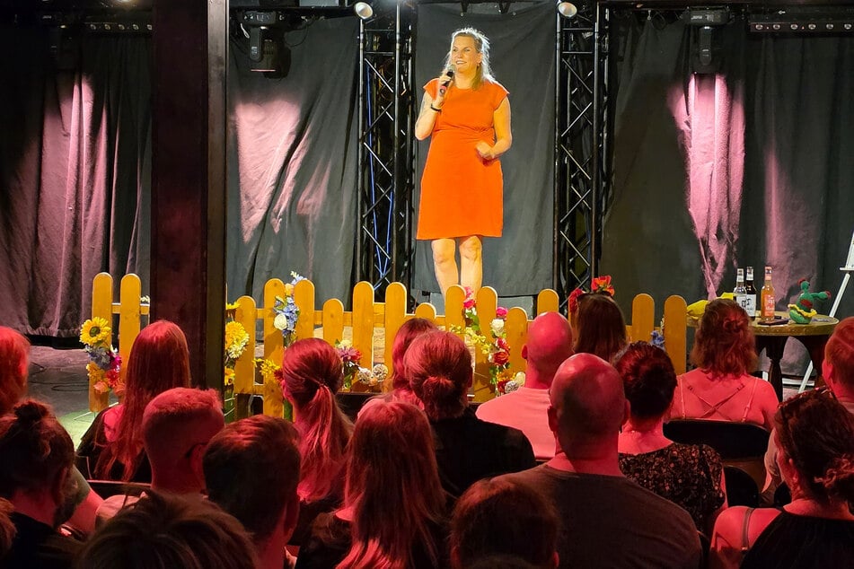 Wenn Kaddi Cutz einlädt, ist die "Groovestation" rappelvoll. Was fehlt, ist eine Floristin, die echte Blumen für den Zaun spendiert.
