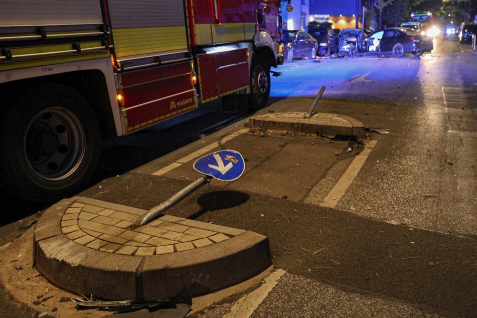 Einer der Männer überfuhr zunächst eine Verkehrsinsel, ehe er in den Gegenverkehr geriet.