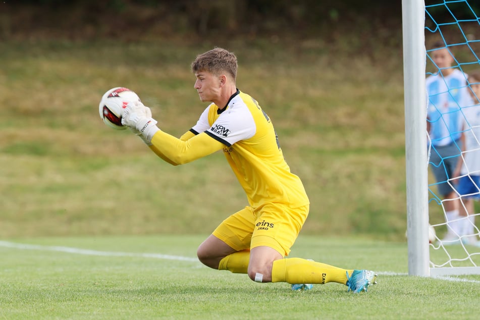 David Wunsch (23) hielt gegen Unterhaching nicht nur diesen Ball, sondern auch die Null fest.