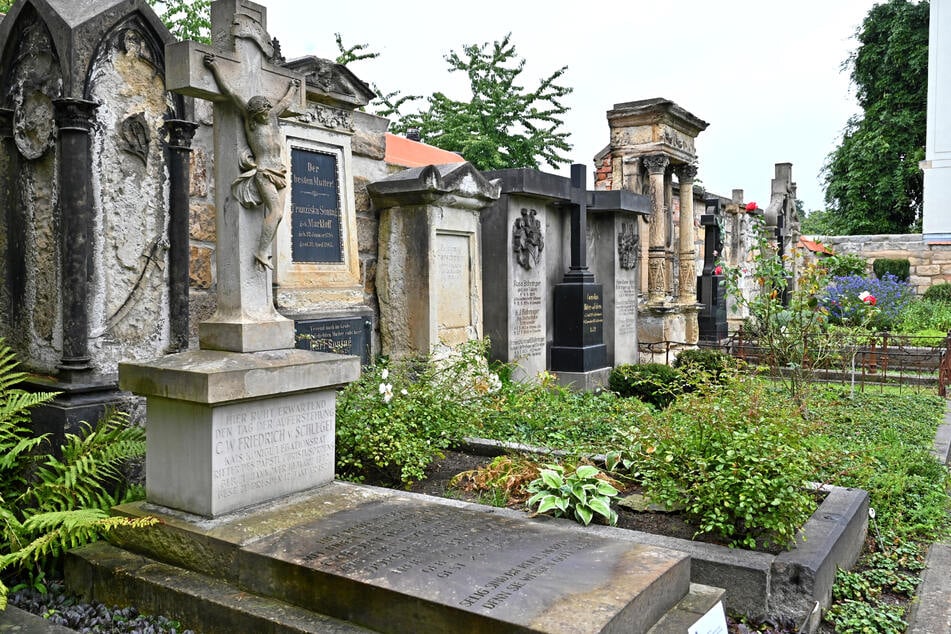 Der Erhalt der historischen Grabstätten wird für die Friedhofsverwaltungen zum Kraftakt.