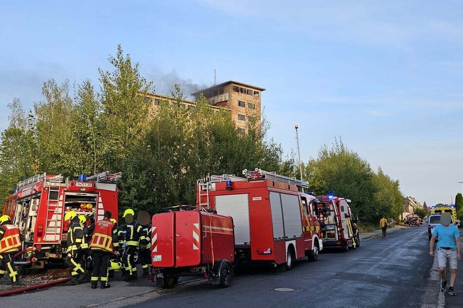 Die Feuerwehr rückte mit mehreren Einsatzfahrzeugen aus. Bei den Löscharbeiten wurde ein Feuerwehrmann verletzt.