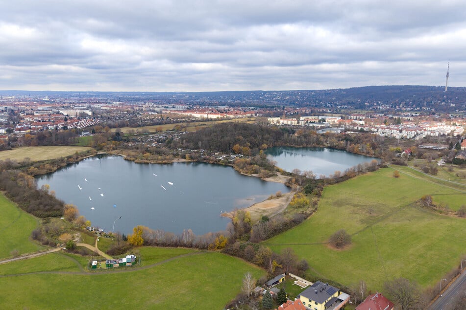 Soll zum Naherholungsgebiet ausgebaut werden: Der Südsee der Kiesgrube Leuben beheimatet eine Wasserski-Anlage.