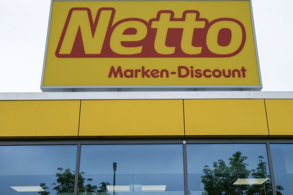 Brutaler Überfall auf Netto-Markt: Räuber schlägt Mitarbeiter