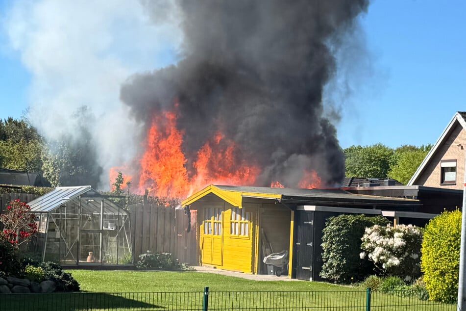 In Bremervörde haben Gartenarbeiten am Samstag einen Großbrand ausgelöst. Zwei Schuppen und ein Carport fielen den Flammen zum Opfer.