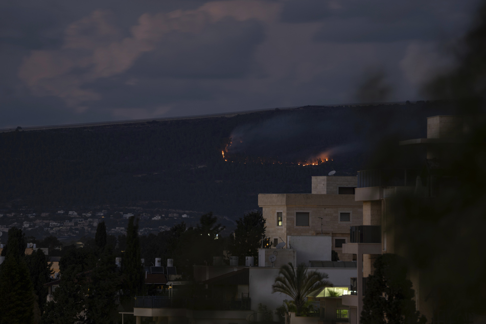 Ein Feuer brennt nach Explosionen nahe der israelischen Grenze zum Libanon. Israel ist am 7. Oktober auf breiter Front von der radikal-islamistischen Hamas angegriffen worden.