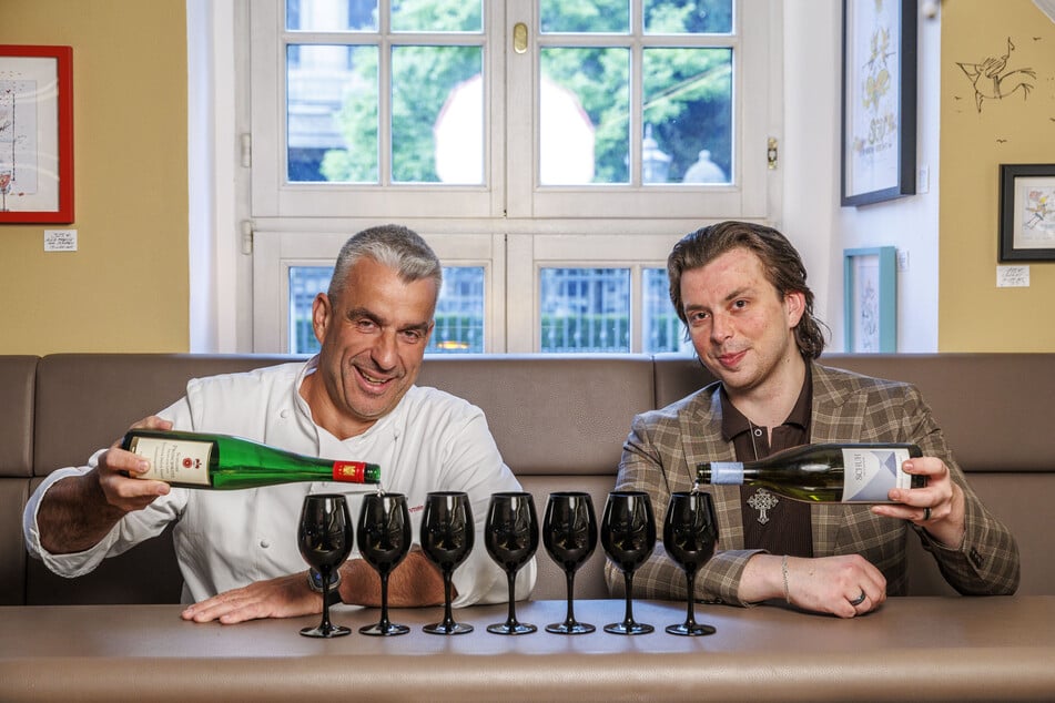 Bar-Chef Finn Merbt (23, r.) und Gerd Kastenmeier (57) bieten Blindverkostungen für bis zu 15 Personen an.