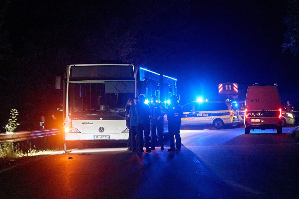 Eine 32-jährige Tatverdächtige habe in dem Bus andere Fahrgäste mutmaßlich mit einem Messer angegriffen.