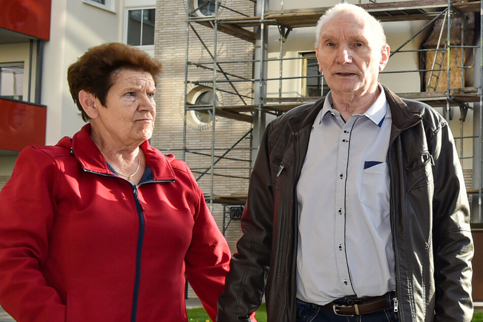 Oma Hertas Nachbarn, Werner Hohndorf (76) und Monika Leupelt (75), vor dem Brandhaus.
