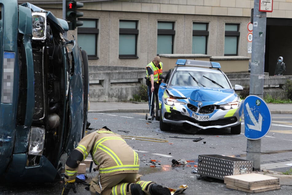 Der VW-Bus ist bei dem Unfall mit dem Polizeiauto zur Seite gekippt.