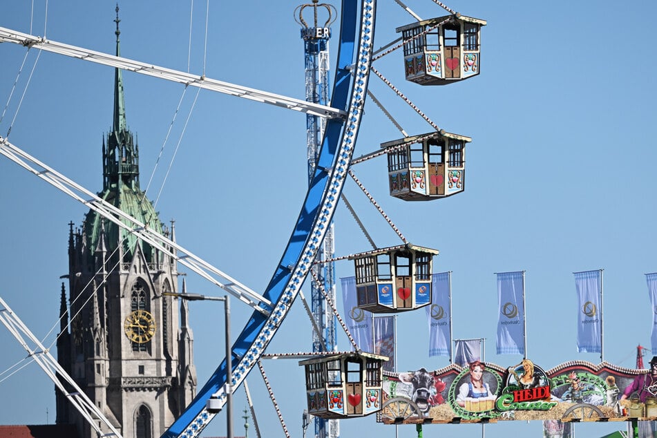 Viele neue Fahrgeschäfte warten auf der Wiesn 2025.