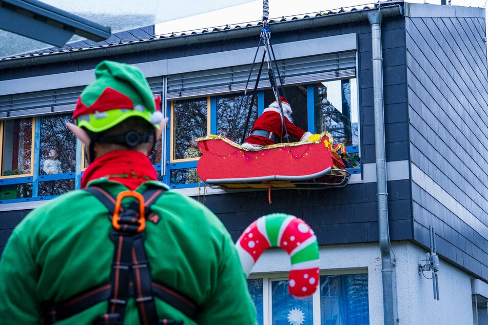 Verkleidet als Nikolaus samt Schlitten oder als Weihnachtself überraschten die Höhenretter Kinder im Hanauer Kinderkrankenhaus.
