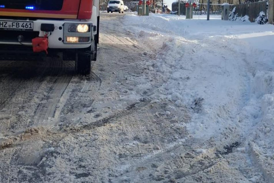 Aggressiver Autofahrer rammt Feuerwehrmann bei Einsatz und flüchtet