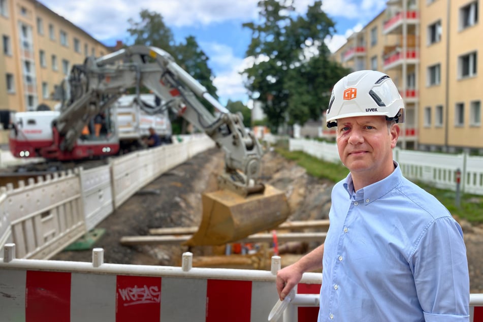 Firmenchef Daniel Hüttner (50) vor der Baustelle auf der Dürerstraße: Sein Unternehmen hat derzeit etwa 40 Baustellen parallel in Chemnitz.