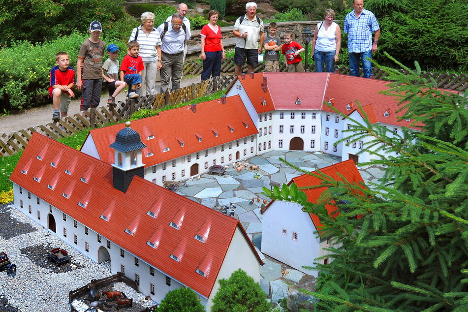 Die liebevoll gestalteten Häuser des Klein-Erzgebirges müssen noch auf die Besucher warten.