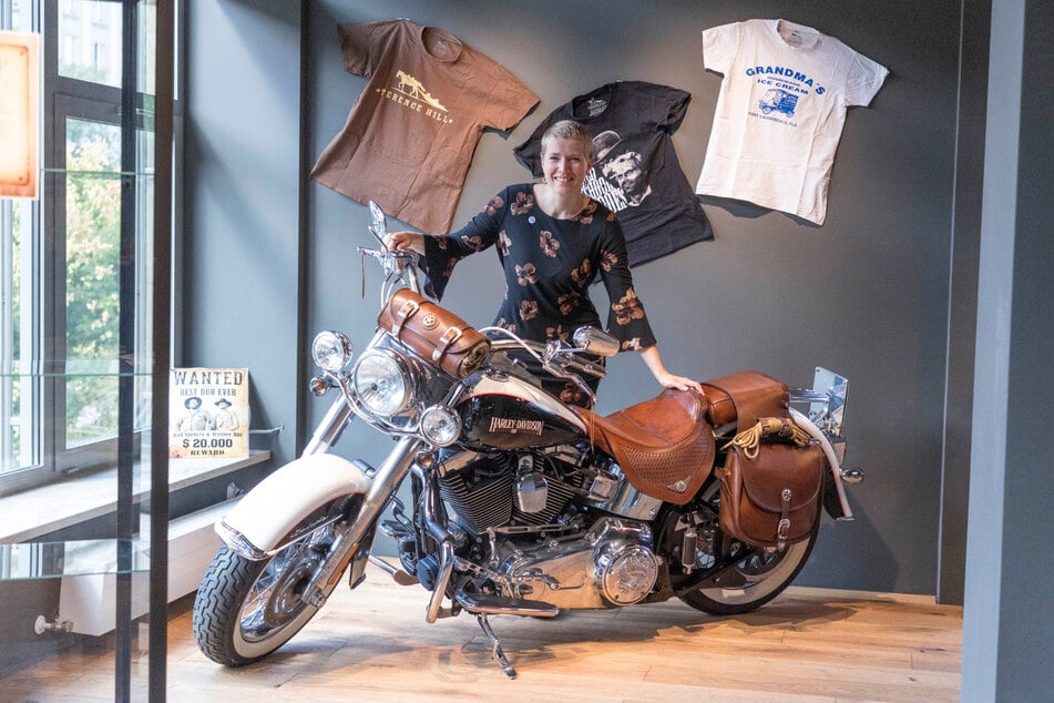 Gibt ordentlich Gas: Viktoria Franke (39) an der Film-Harley von Terence Hill.