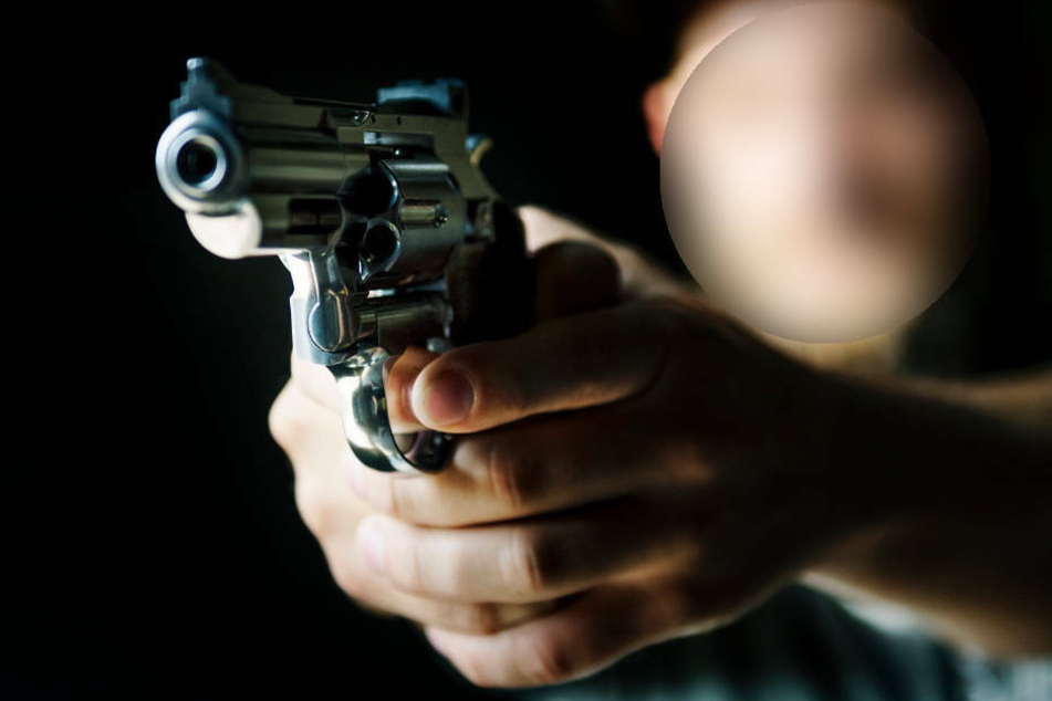 Die beiden Täter bedrohten den Mann mit einer Schusswaffe, als er gerade in sein Auto einsteigen wollte (Symbolbild)