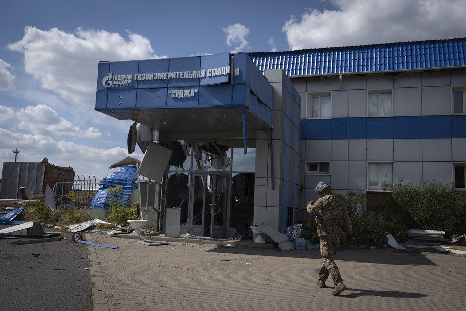 Ein ukrainischer Soldat nähert sich einer Gasmessstation des russischen Energieriesen Gazprom in Sudscha (Region Kursk).