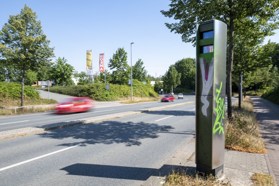 Auch der Blitzer an der Neefestraße wurde mit grüner Farbe besprüht.