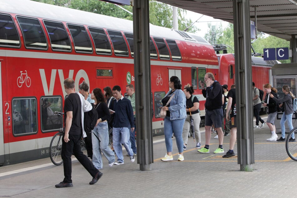 Fahrt mit einer S-Bahn zur Schule: Laut Gericht kann einem Siebenjährigen das zugemutet werden. (Symbolbild)