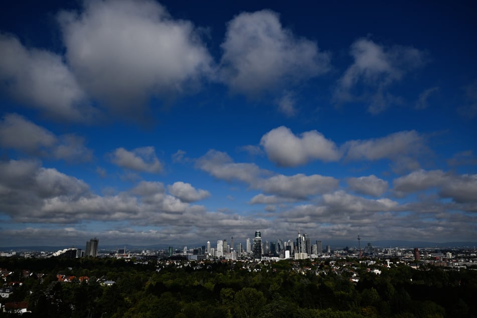 Am Wochenende wird es laut DWD heiter bis wolkig bei angenehmen Temperaturen bis 25 Grad, lediglich im Nordosten kann es noch ein paar Schauer geben.