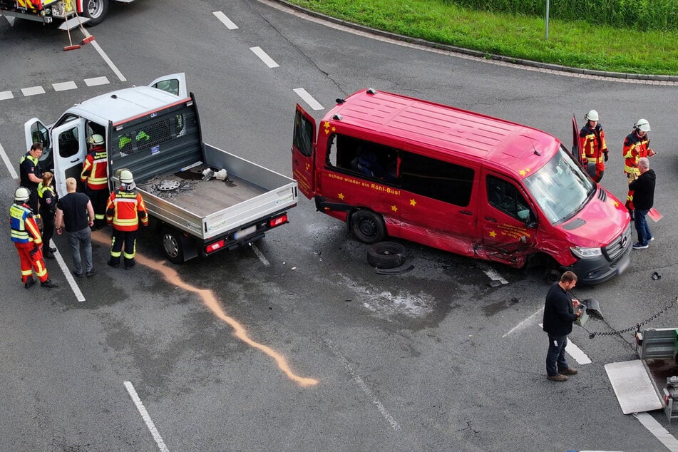Zwei Verletzte! Schulbus mit Kindern kracht in Gegenverkehr